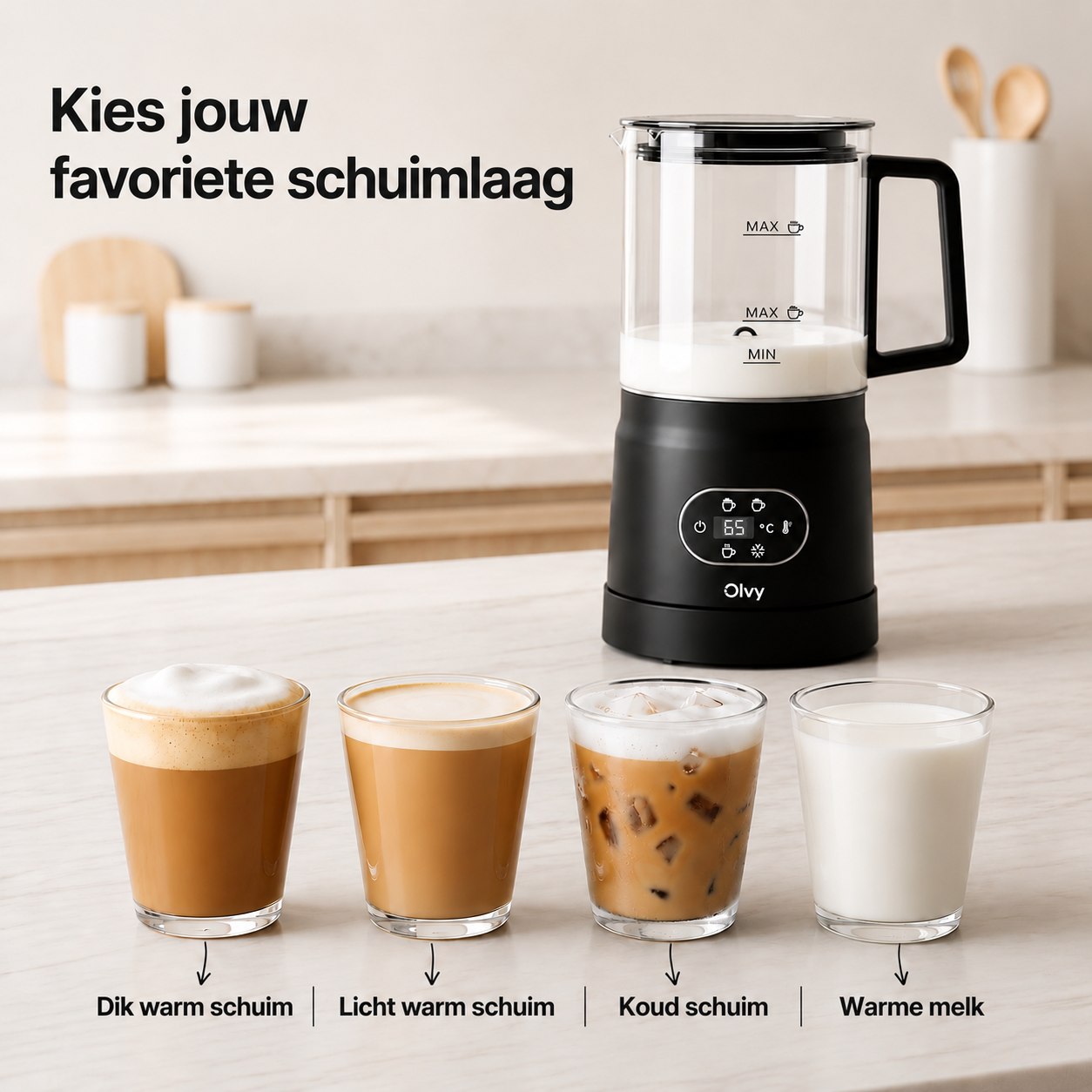 Een zwarte melkopschuimer naast vier glazen koffie en melk.