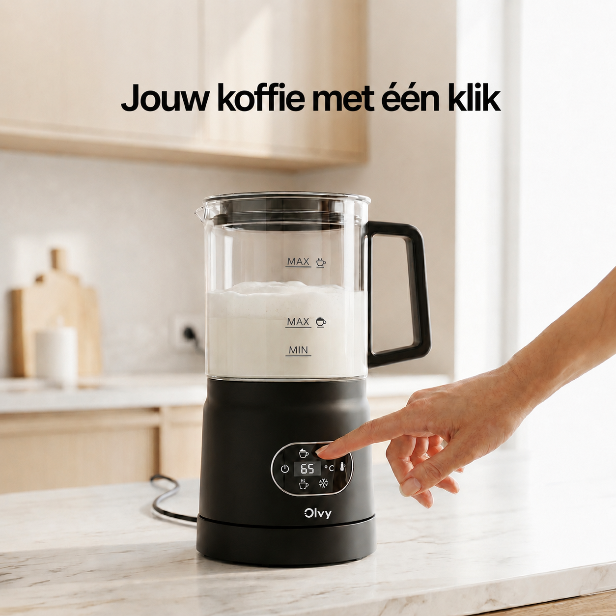Een hand drukt op een zwarte melkopschuimer met een glazen kan.