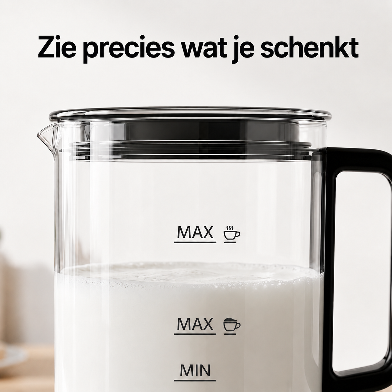 Een glazen kan gevuld met melk, met MAX en MIN markeringen.