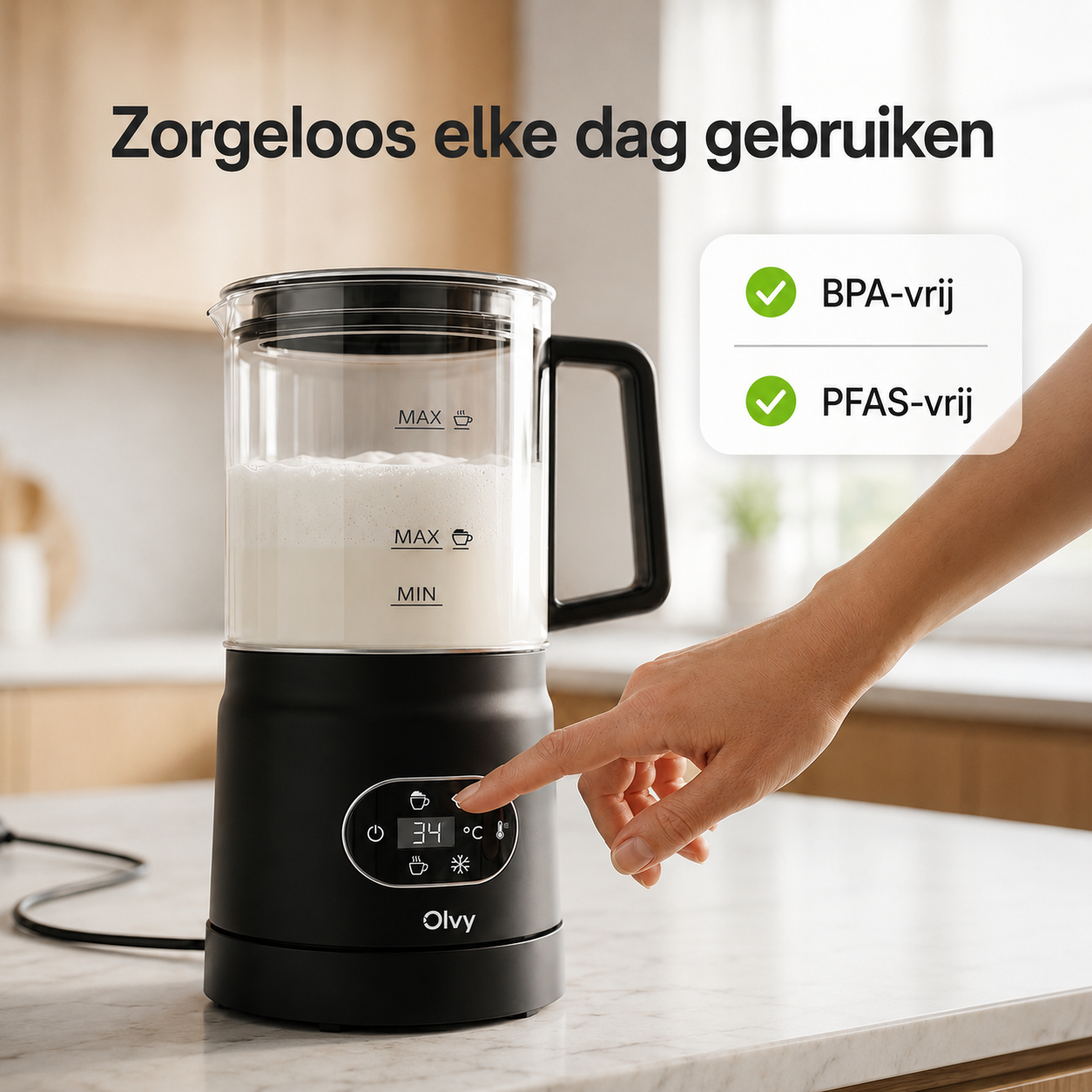 Een zwarte melkopschuimer met glazen kan, een hand bedient hem.