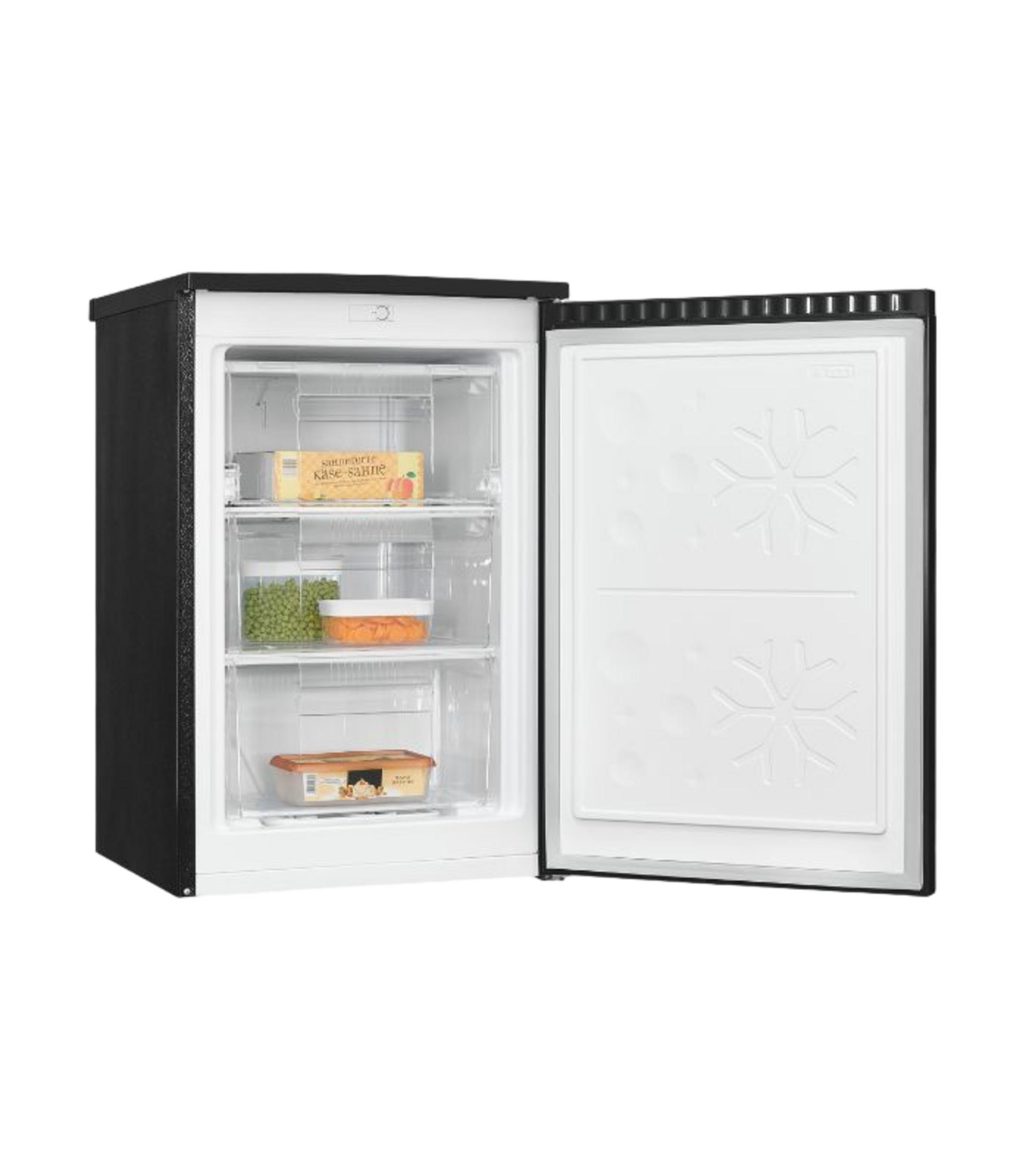 Un refrigerador negro abierto con alimentos en los estantes.