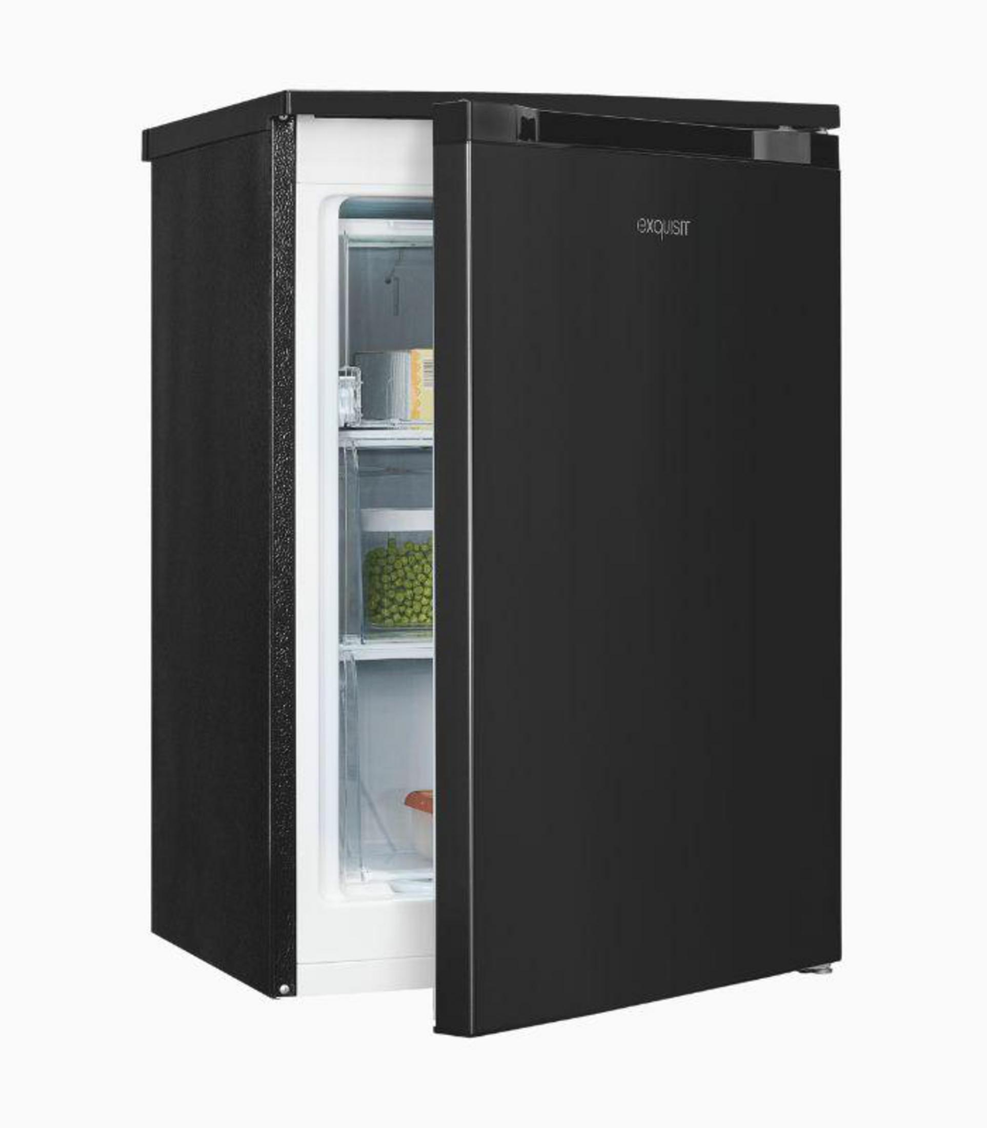 Un refrigerador negro con la puerta abierta, mostrando el interior y comida.