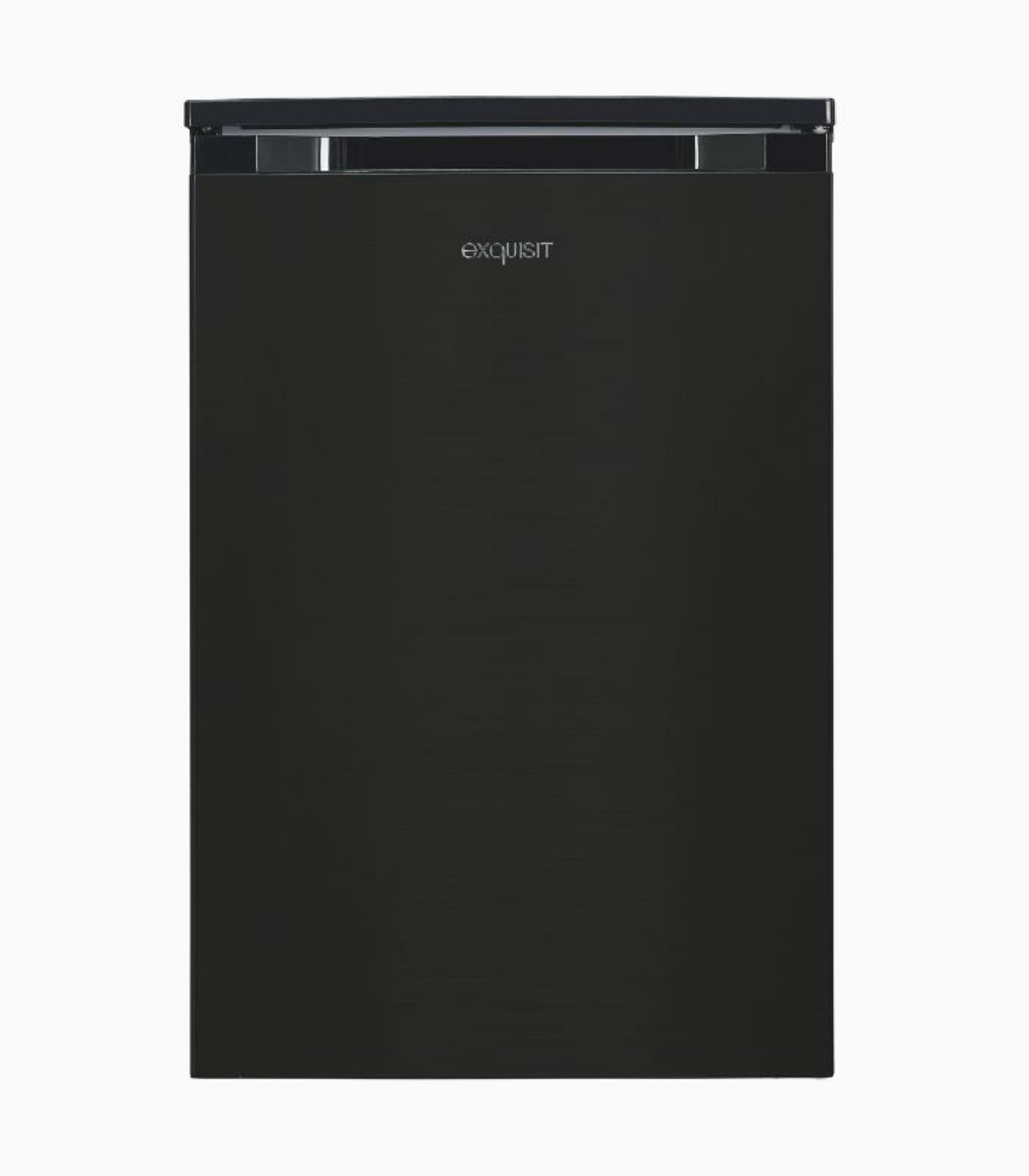 Un refrigerador negro con el logo 'exquisit' en la parte superior de la puerta.