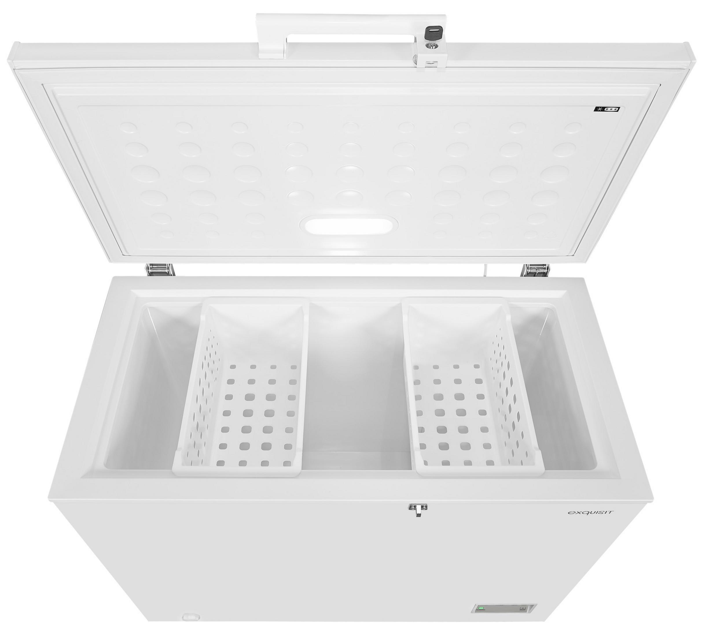 Ein offener weißer Gefrierschrank mit zwei Körben im Inneren. Ein Licht leuchtet oben.