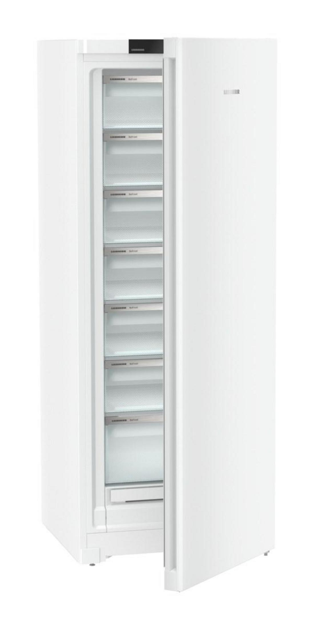 Ein weißer Kühlschrank mit geöffneter Tür, der sechs transparente Schubladen zeigt.