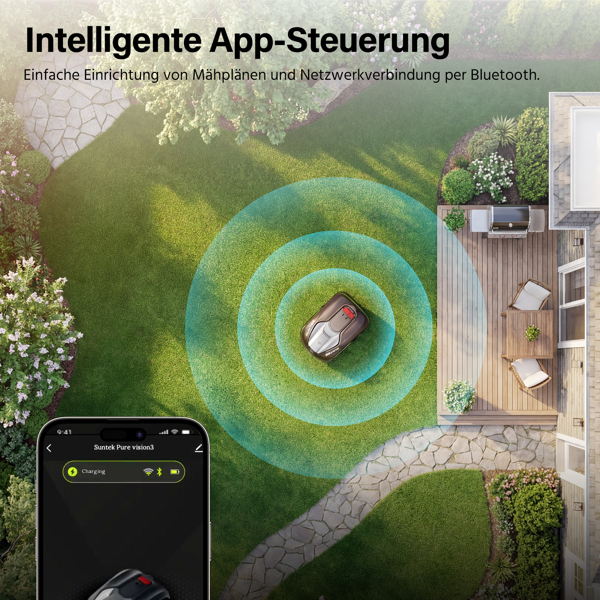 Mähroboter auf Rasen neben Haus mit Terrasse und Grill. App auf Handy zeigt Ladestatus.
