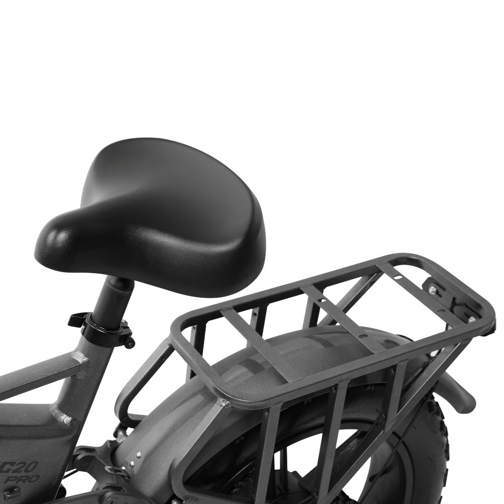 Primer plano de un asiento de bicicleta y portaequipajes trasero gris.