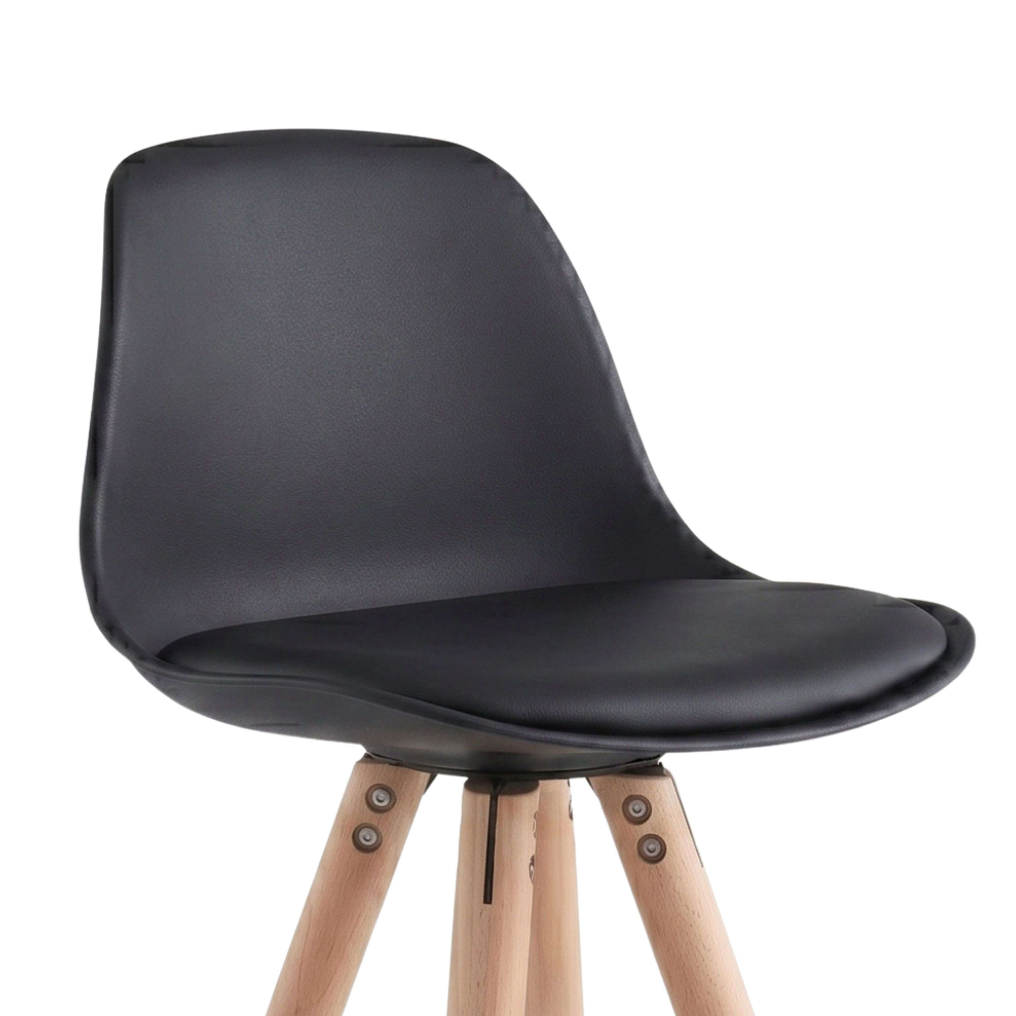 Un asiento y respaldo de silla de plástico negro moldeado con patas trípode de madera clara.