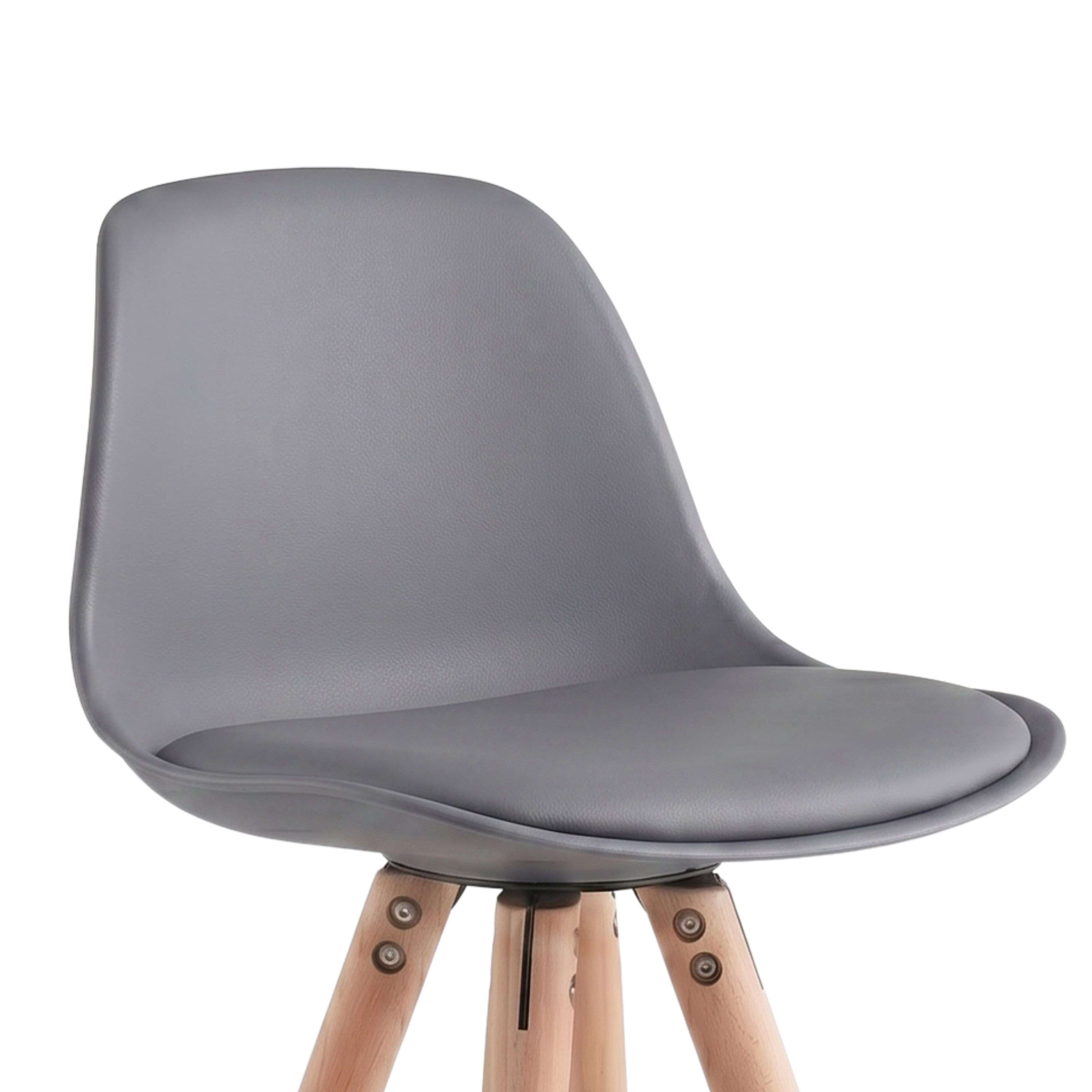 Silla gris con patas de madera y asiento redondo, vista cercana.