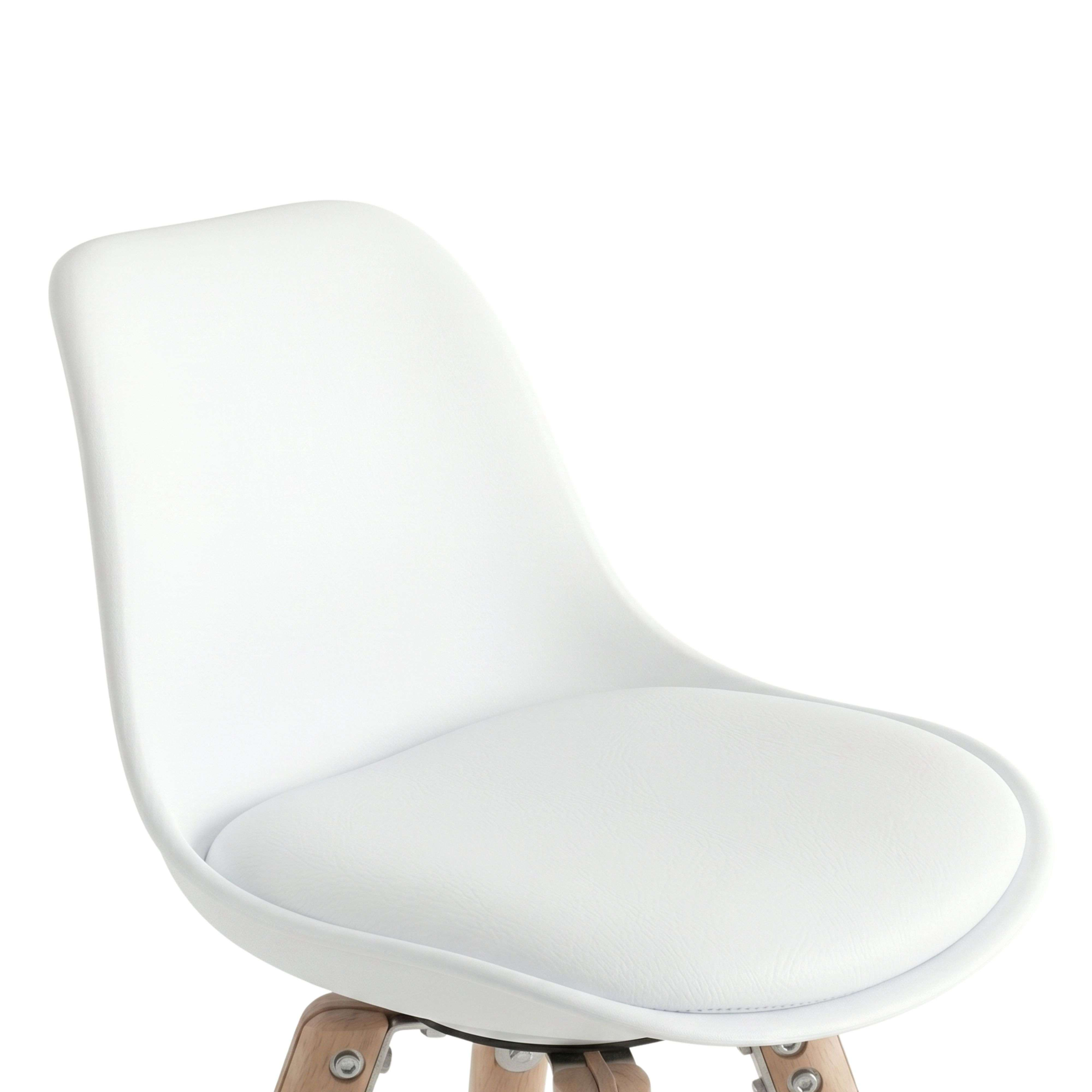 Una silla blanca con patas de madera, vista de cerca.