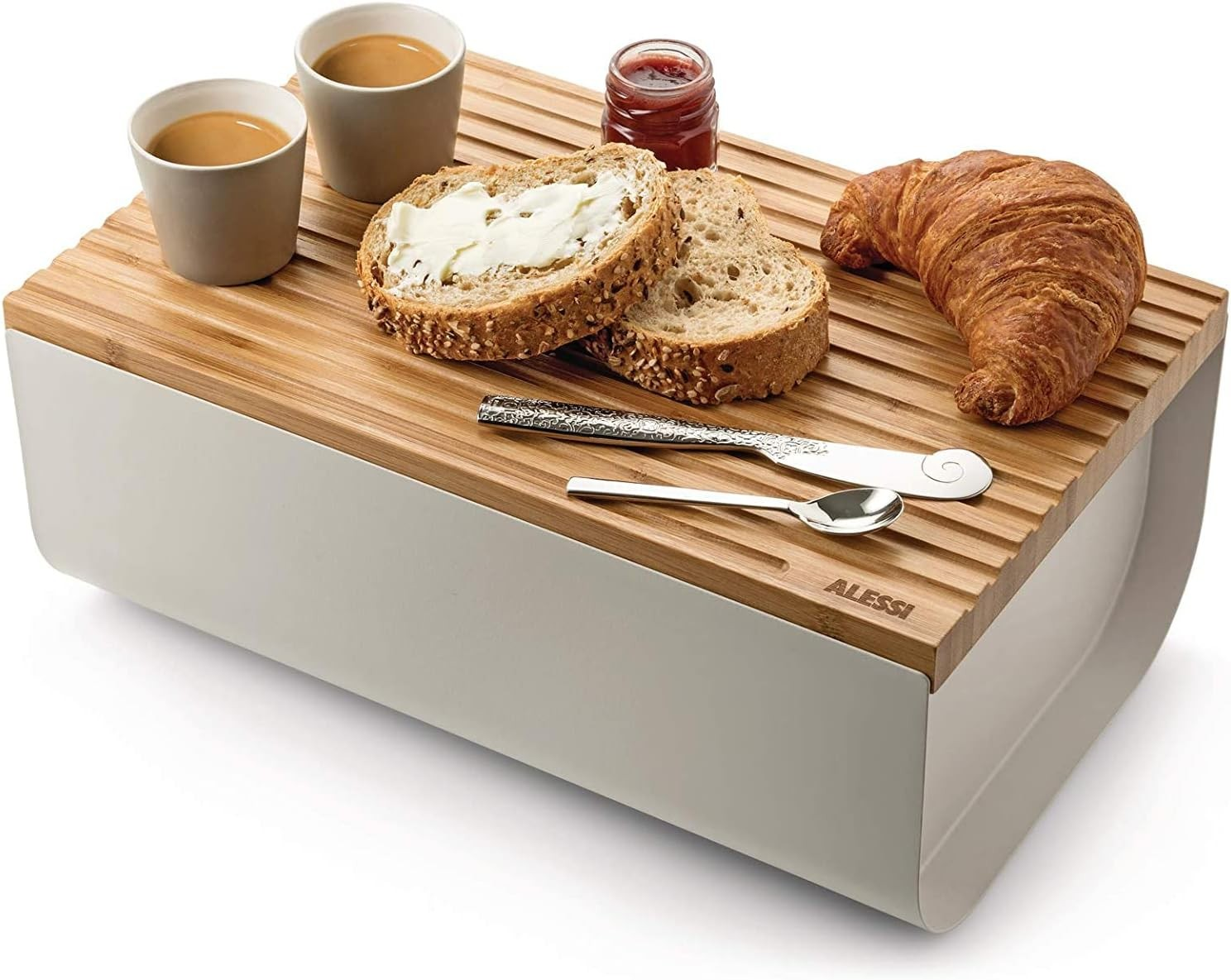 Colazione: Due tazze di caffè, pane imburrato, marmellata e un cornetto su tagliere di bambù.