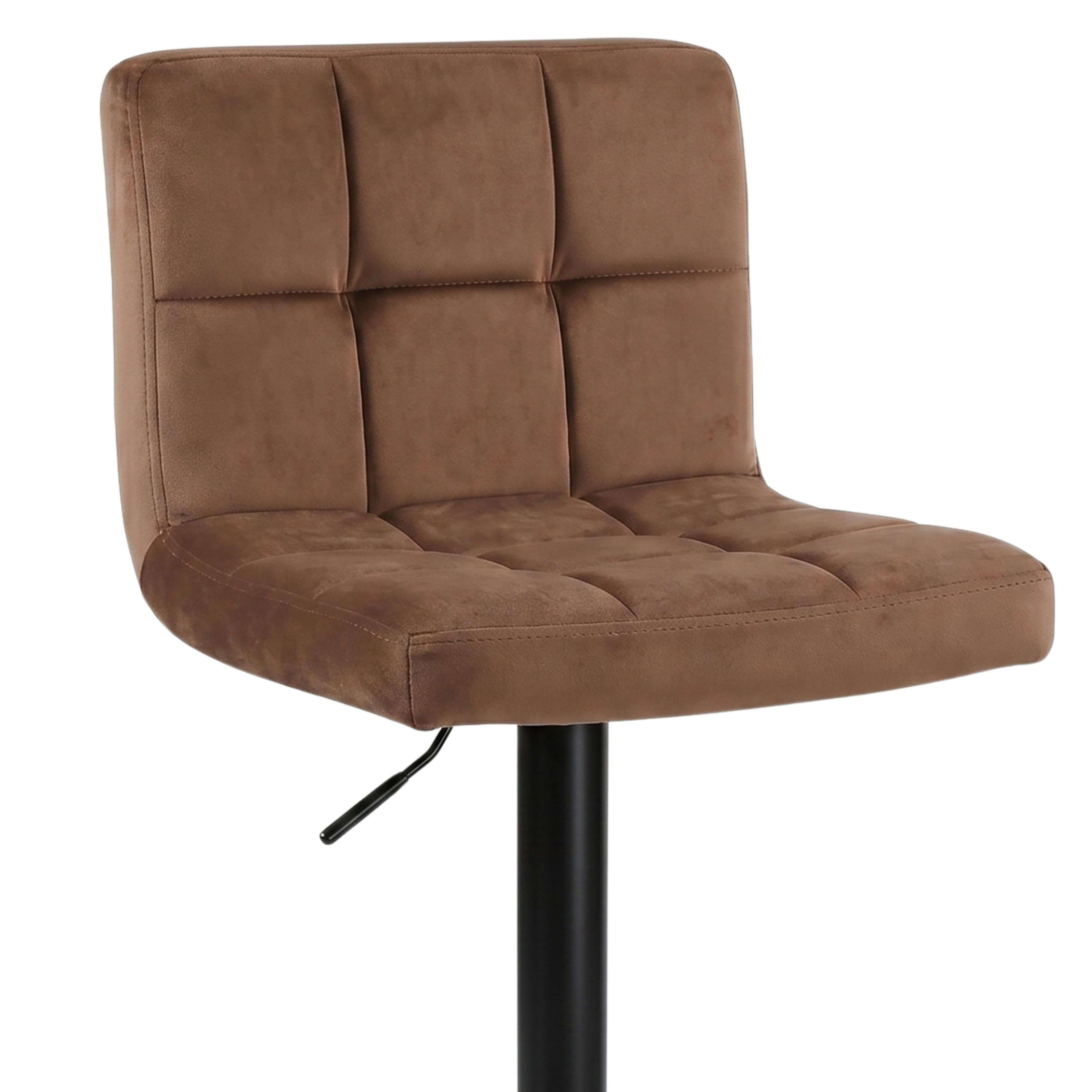 Un taburete marrón con asiento y respaldo acolchados sobre base negra.