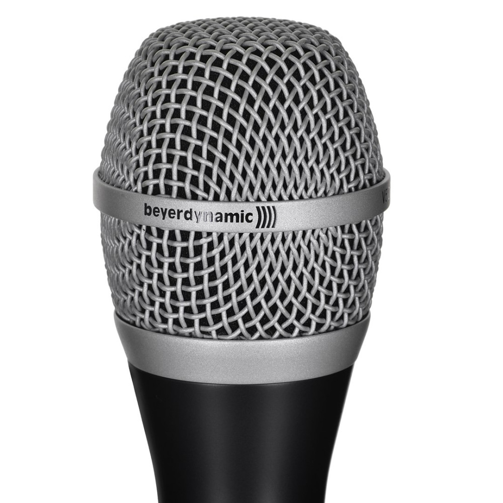 Zbliżenie srebrnego mikrofonu Beyerdynamic z czarnym uchwytem i maskownicą.