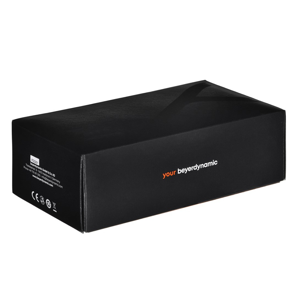 Czarne pudełko beyerdynamic z logo i informacjami o produkcie. Białe tło.