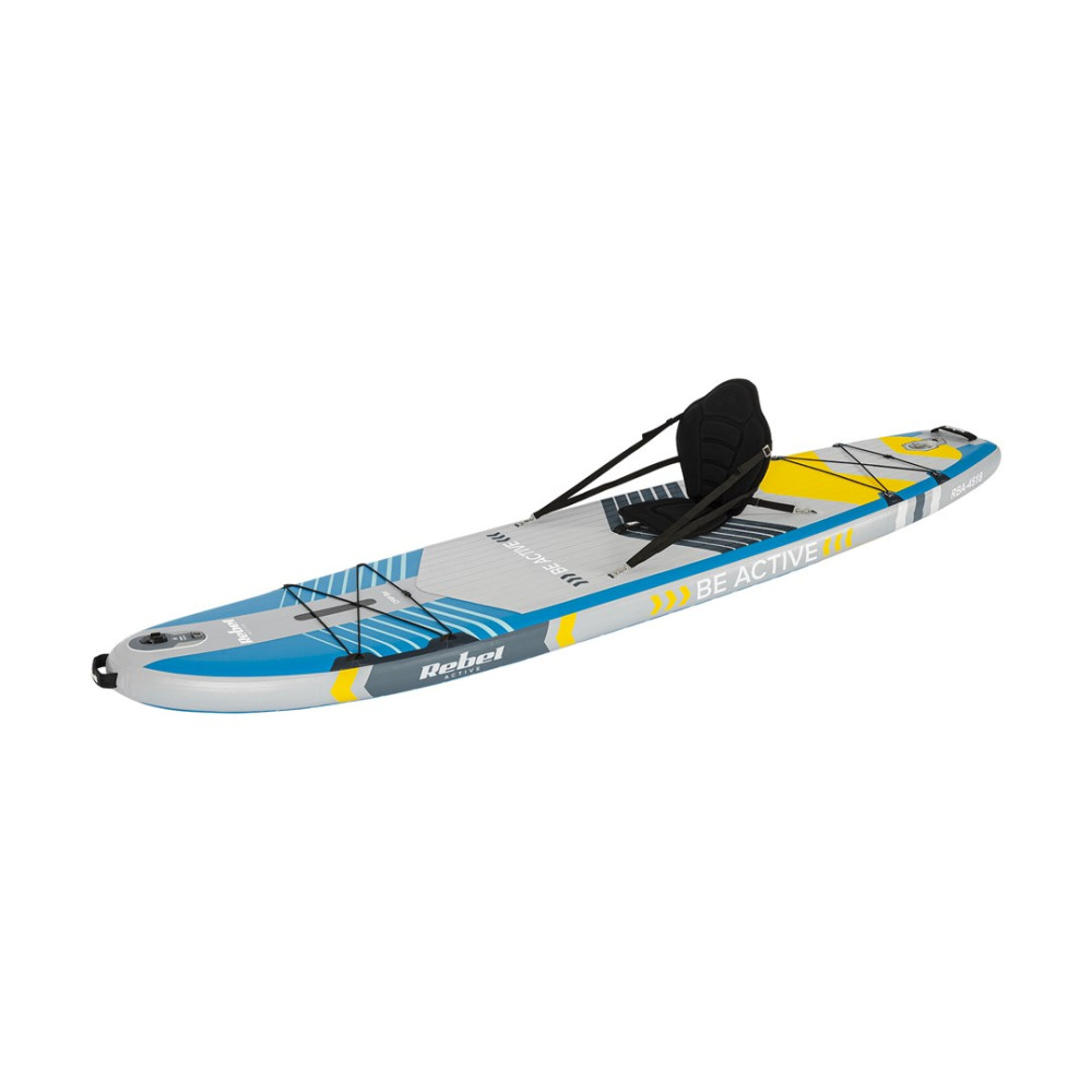 Una tavola da paddle gonfiabile con design blu, grigio e giallo e sedile nero.