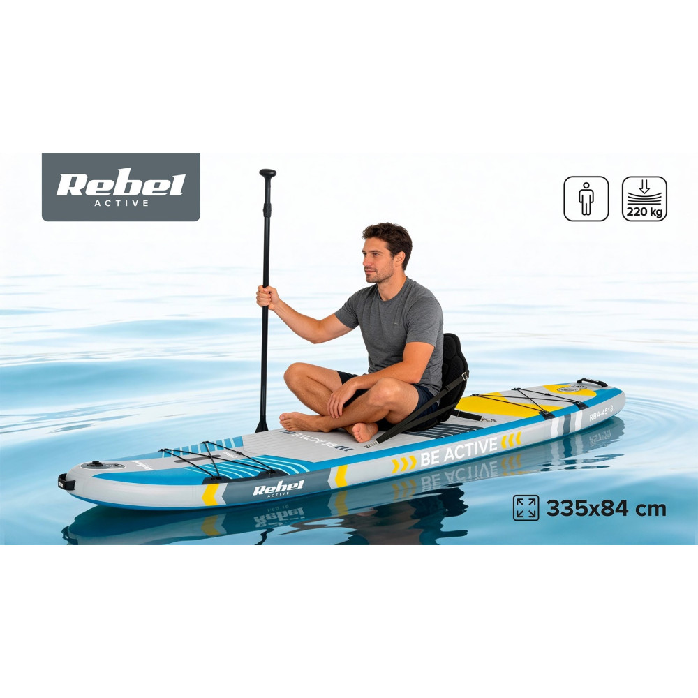 Uomo seduto su un paddleboard, tiene un remo. Tavola blu, grigia e gialla.