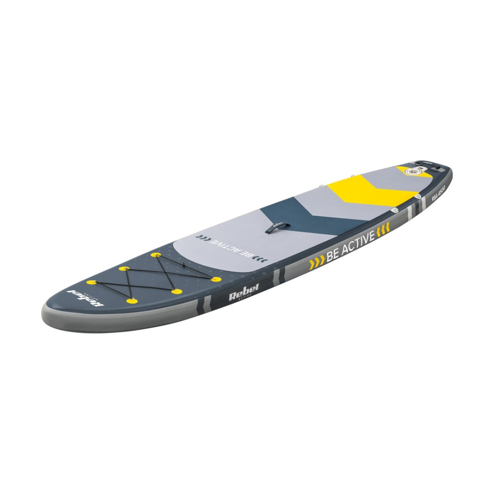 Una tabla de paddle surf gris con detalles amarillos y el texto "BE ACTIVE".