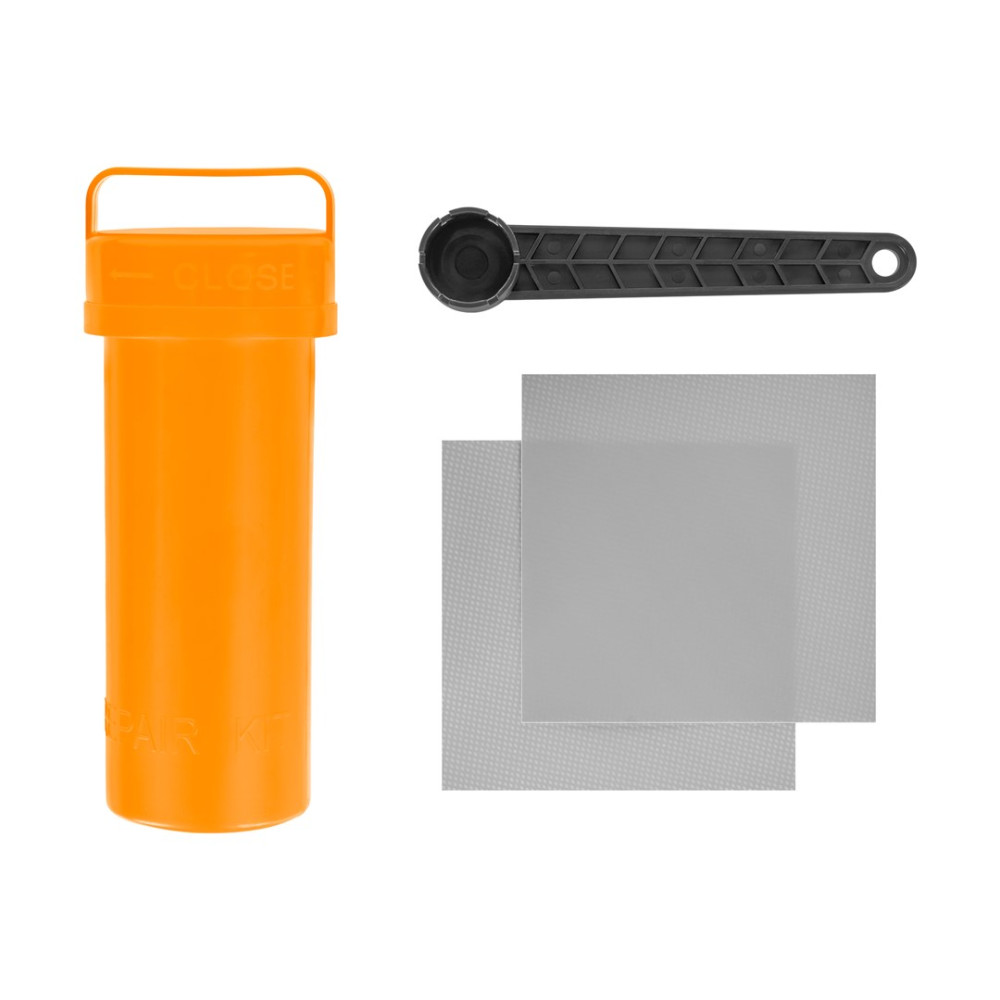 Contenedor de reparación naranja, herramienta negra y dos parches grises sobre fondo blanco.