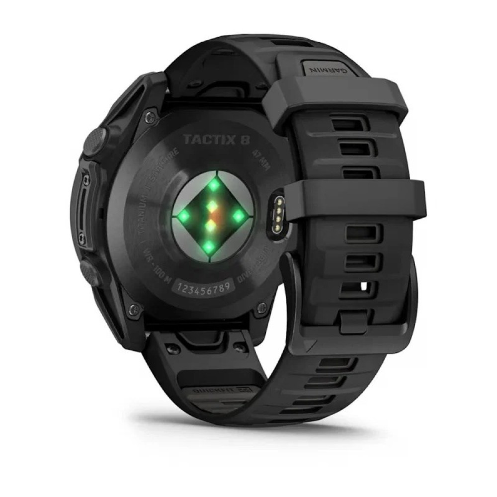 Tył czarnego smartwatcha Garmin Tactix 8 z zielonymi i pomarańczowymi czujnikami.