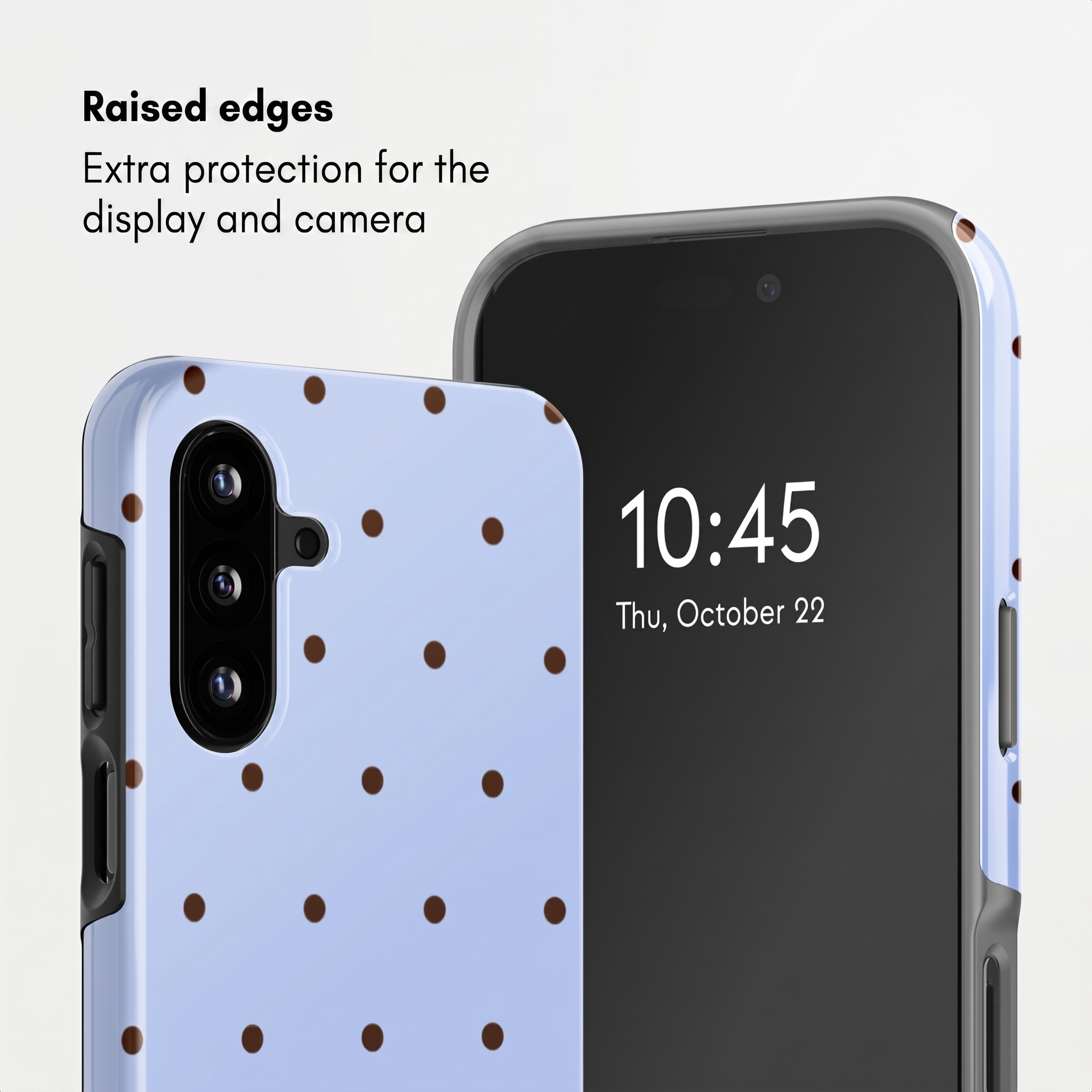 Eine hellblaue Handyhülle mit braunen Tupfen und einem schwarzen Handy.