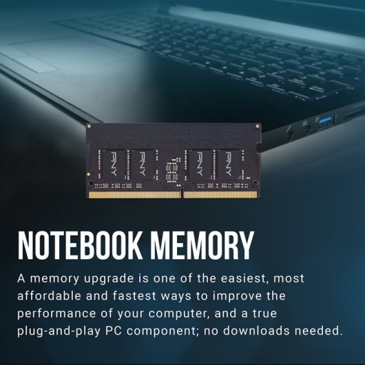 Czarny moduł RAM do notebooka leży przed laptopem.