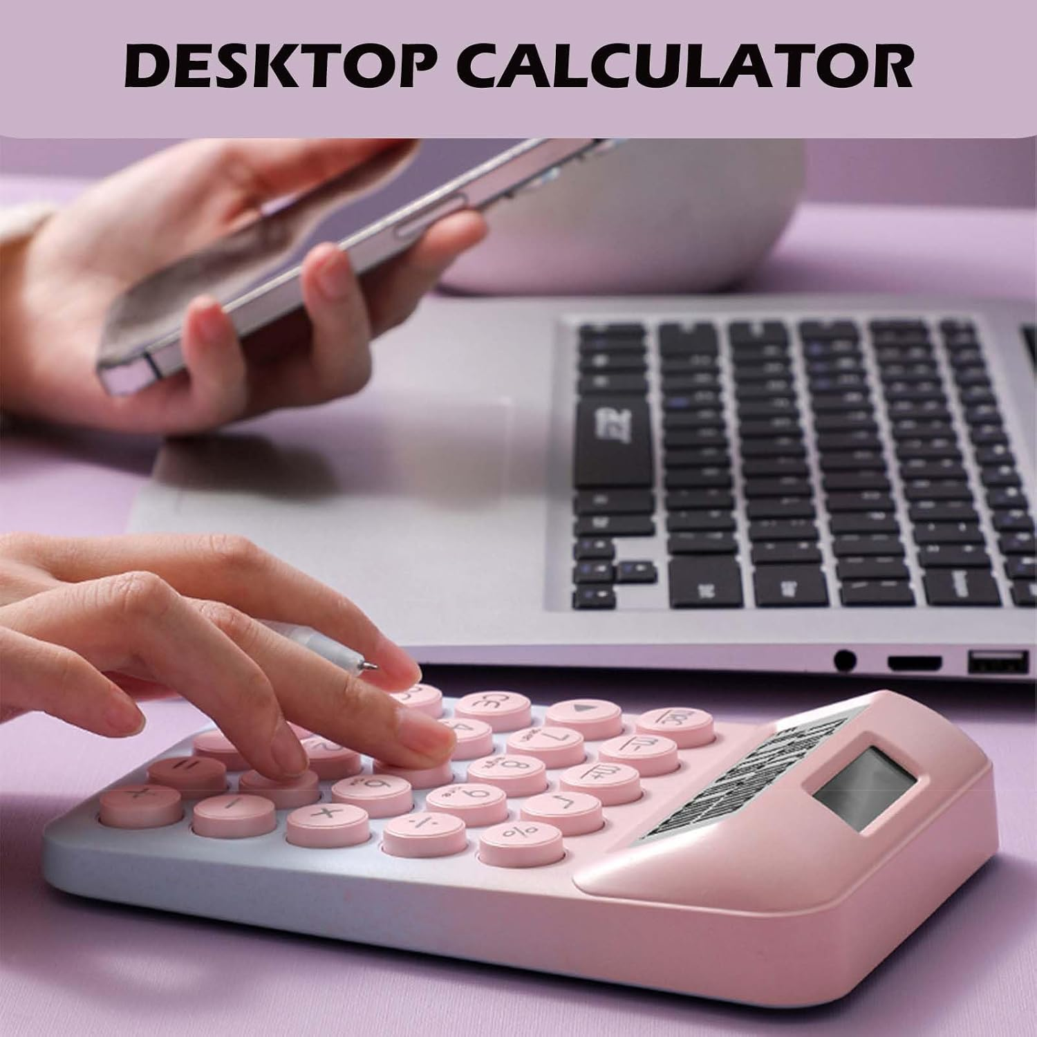 Eine Person benutzt einen rosa Taschenrechner und ein Handy neben einem Laptop.