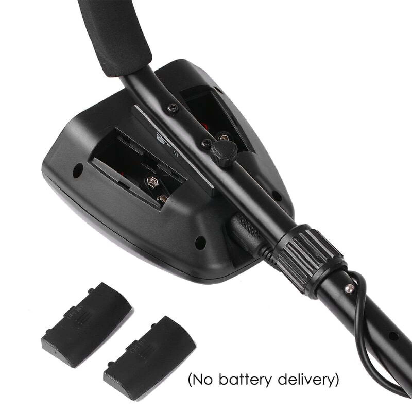 Ein schwarzer Metalldetektor mit Batteriefachabdeckungen daneben.
