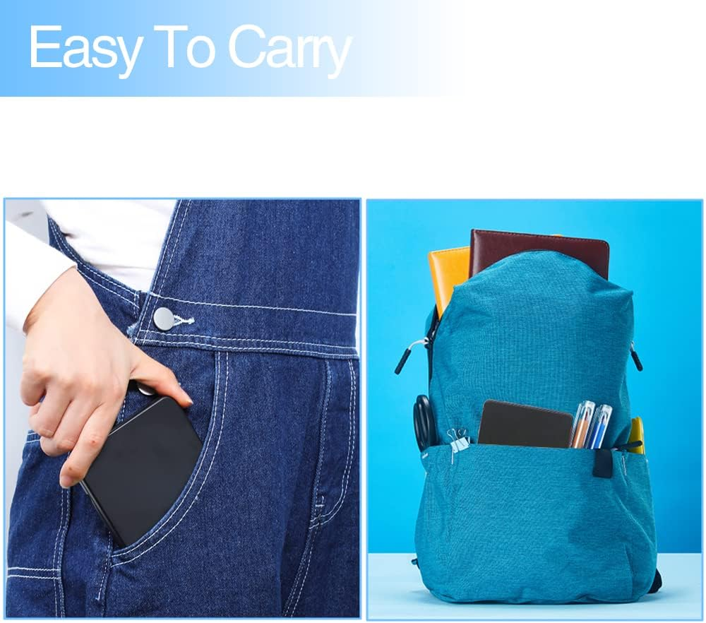 Ein schwarzes Smartphone wird in eine Jeans-Tasche gesteckt. Ein blauer Rucksack ist gefüllt.