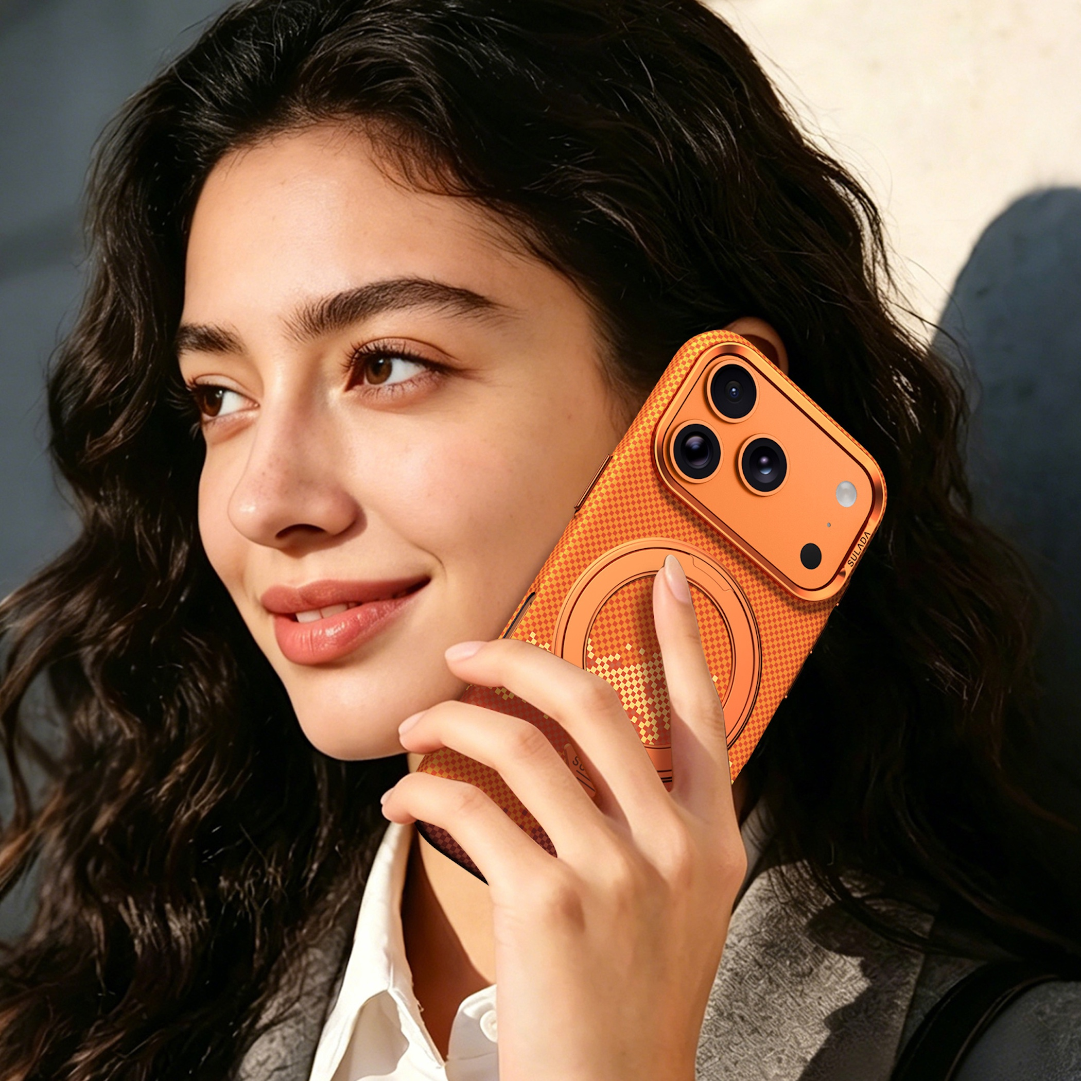 Eine Frau hält ein orangefarbenes Handy mit drei Kameras vor ihr Gesicht.