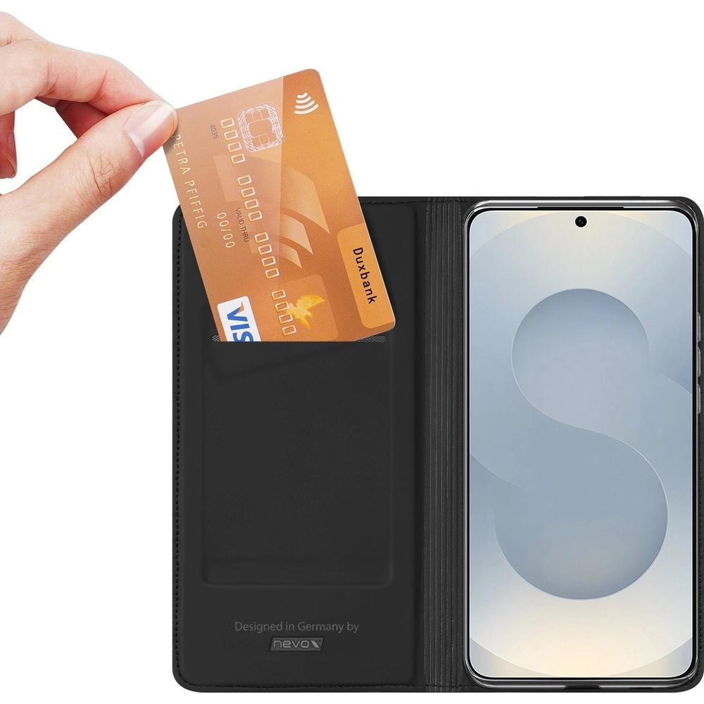 Eine Hand schiebt eine goldene Visa-Karte in eine schwarze Handyhülle.