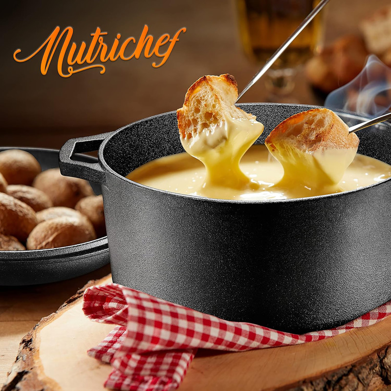 Brotstücke werden in geschmolzenen Käse getunkt, daneben sind Brötchen.