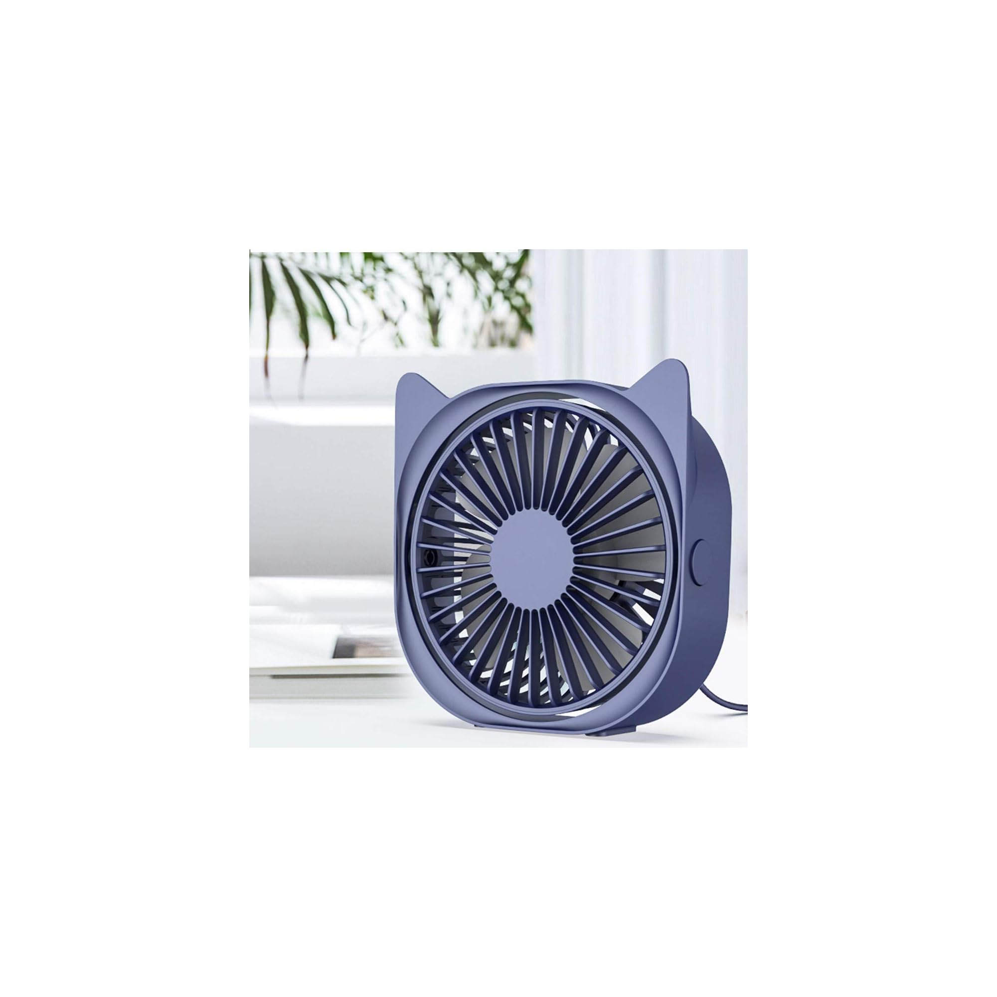 Ein kleiner, lavendelfarbener Ventilator mit Katzenohren auf einem Schreibtisch.