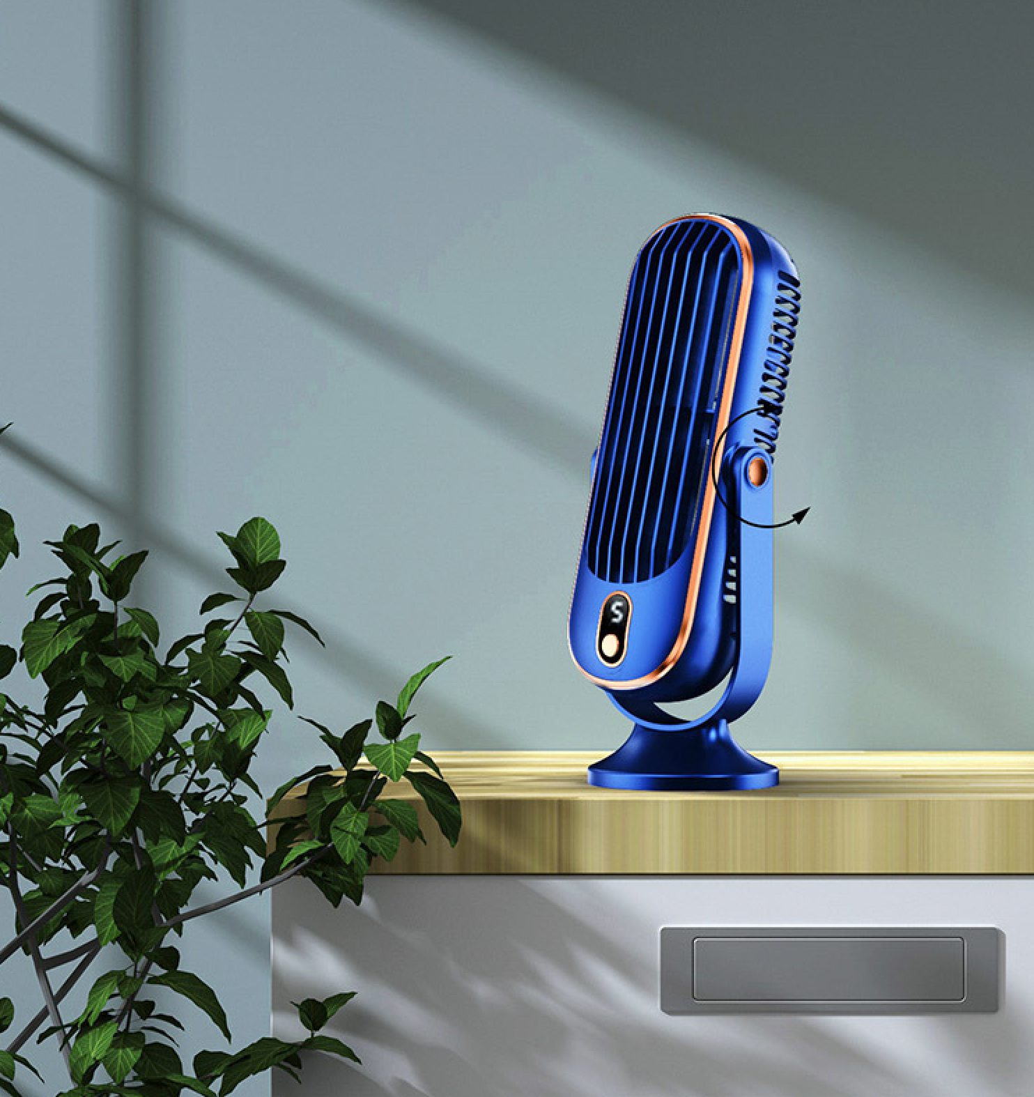 Ein blauer Ventilator mit orangefarbenen Akzenten steht auf einem Tisch neben einer Pflanze.