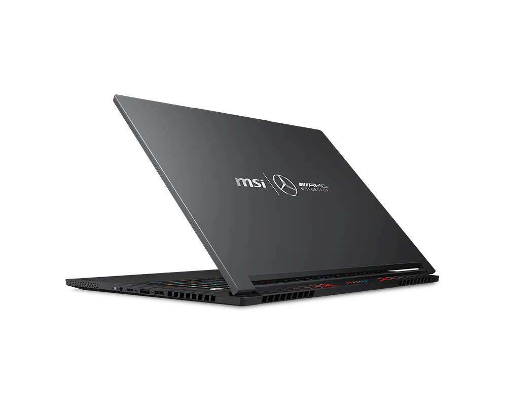 Un laptop scuro con loghi MSI e AMG Motorsport sul coperchio.
