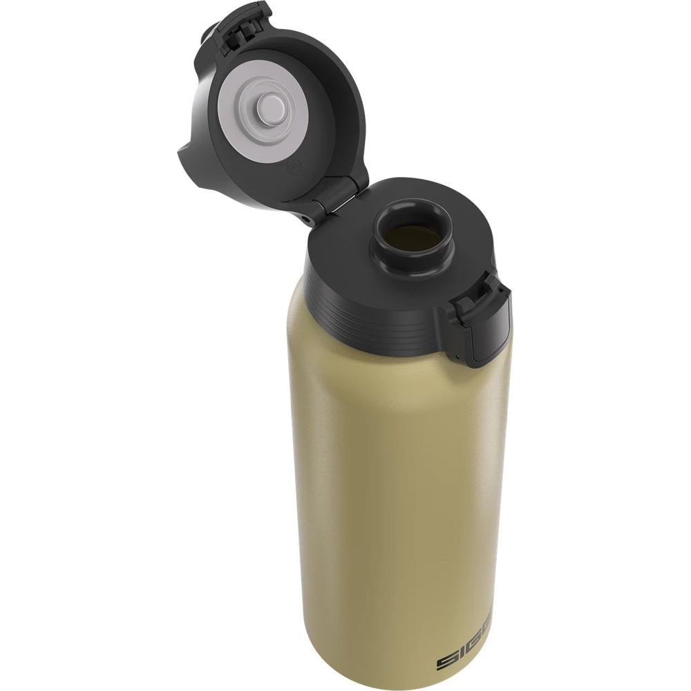 Eine beige Wasserflasche mit geöffnetem schwarzem Deckel.