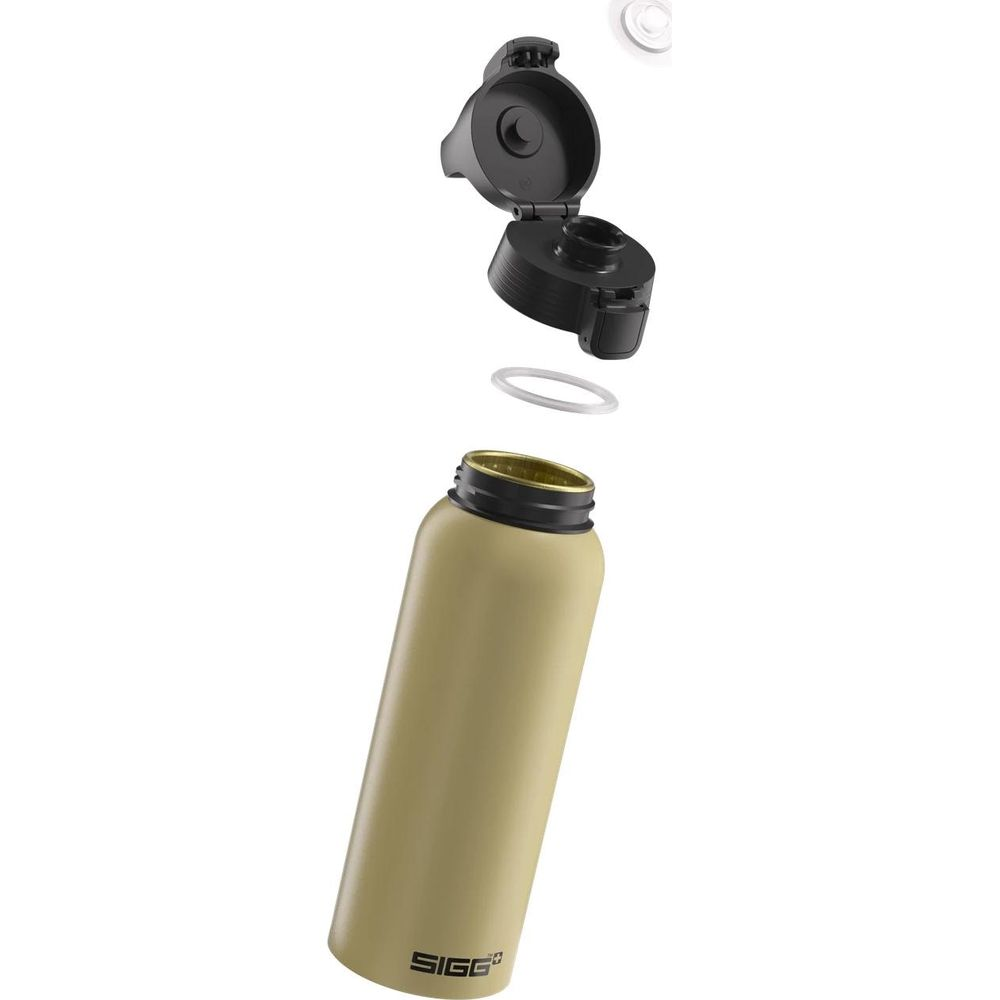 Eine beige SIGG-Wasserflasche, auseinandergenommen: Flasche, Dichtung und Deckel.