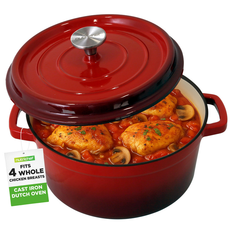 Ein roter Gusseisen-Schmortopf mit Huhn, Tomaten und Pilzen.