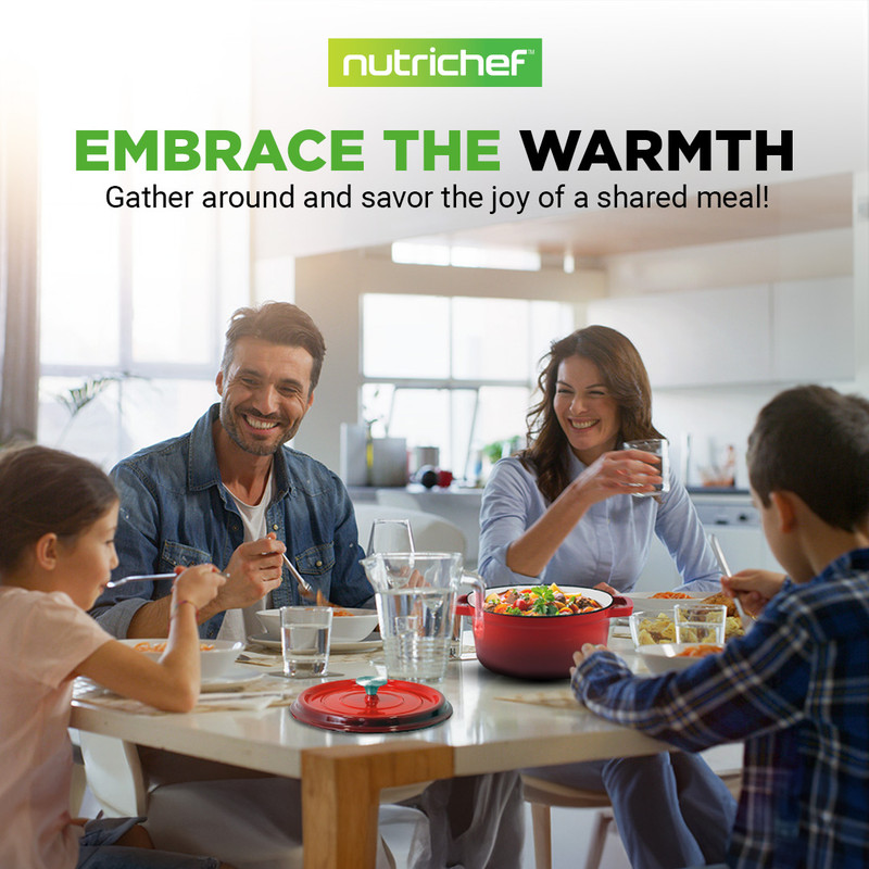 Eine Familie genießt eine Mahlzeit, mit einem roten Kochtopf in der Mitte.