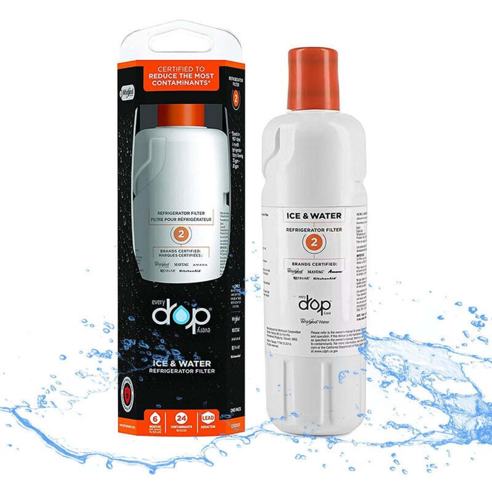 Weißer Kühlgeräte-Eis- und Wasserfilter, verpackt und unverpackt, mit orangefarbener Kappe. Wasserspritzer.