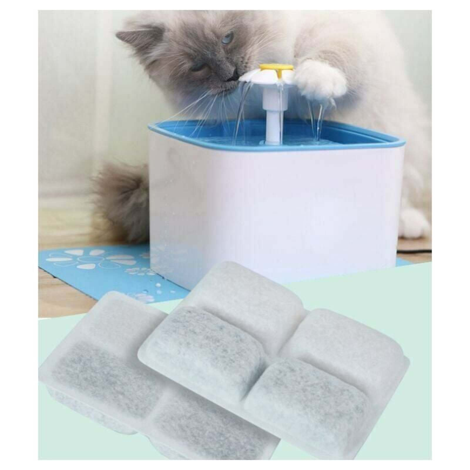 Eine Katze trinkt aus einem Wasserspender; Filter liegen im Vordergrund.