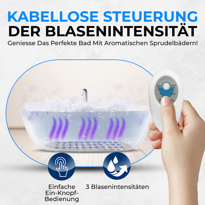 Eine Hand hält eine Fernbedienung neben einer gefüllten Badewanne mit Blasen und violetter Beleuchtung.