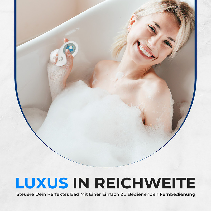 Eine Frau lächelt in einer Schaumbadewanne und hält eine weiße Fernbedienung.