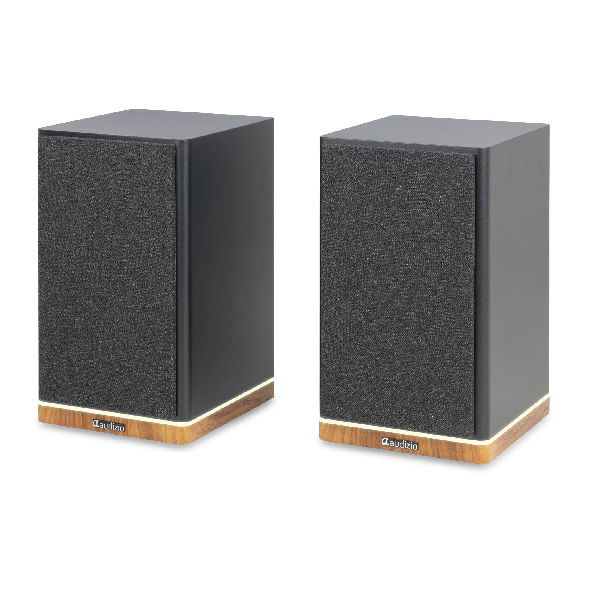 Dos altavoces negros con bases de madera sobre fondo blanco.