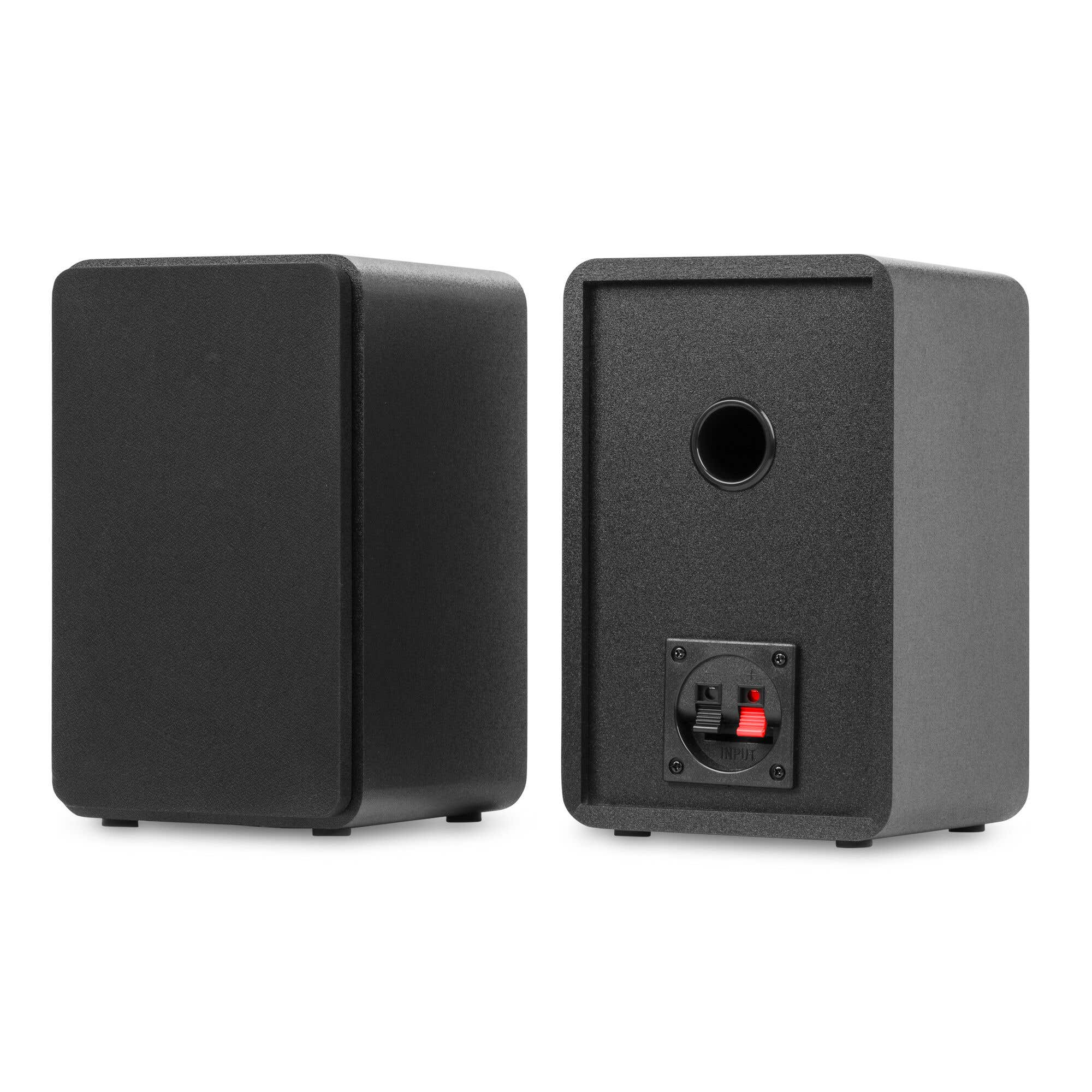 Dos cajas de altavoces negras, una de frente, otra de espaldas con conectores.