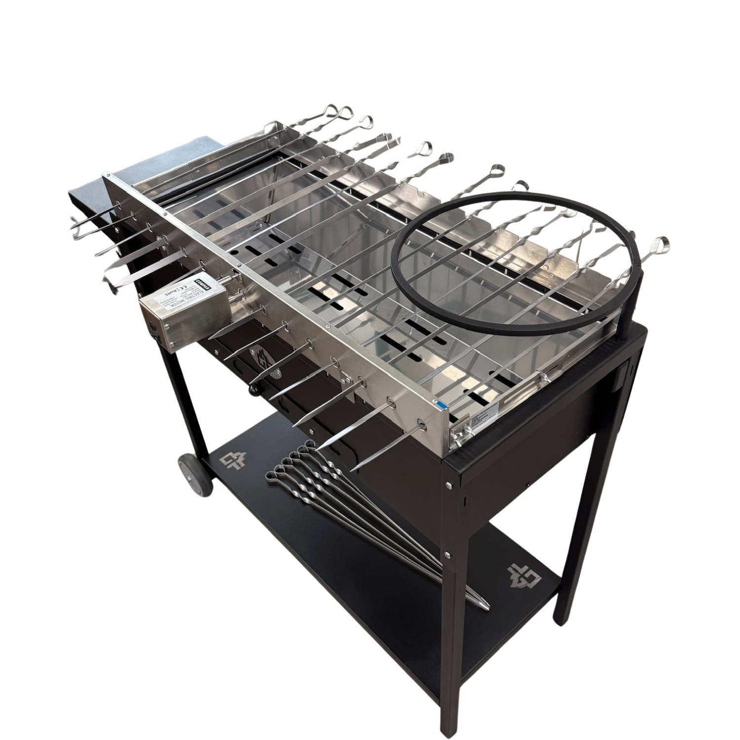 Ein Edelstahl-Drehgrill mit Spießen, einem Motor und einem schwarzen Ständer mit Rädern.