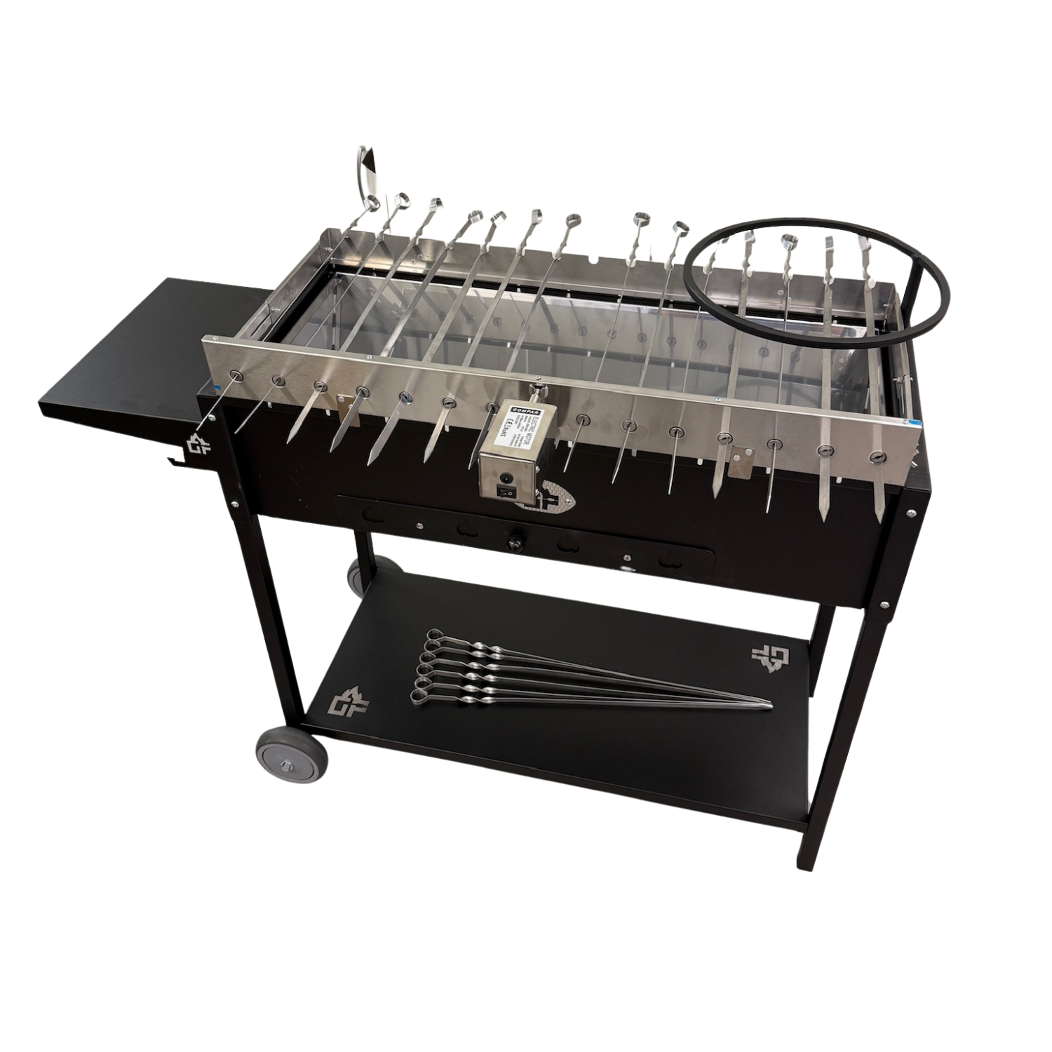 Ein schwarzer Grillwagen mit mehreren Spießen und einem zusätzlichen Satz Spieße auf der unteren Ablage.