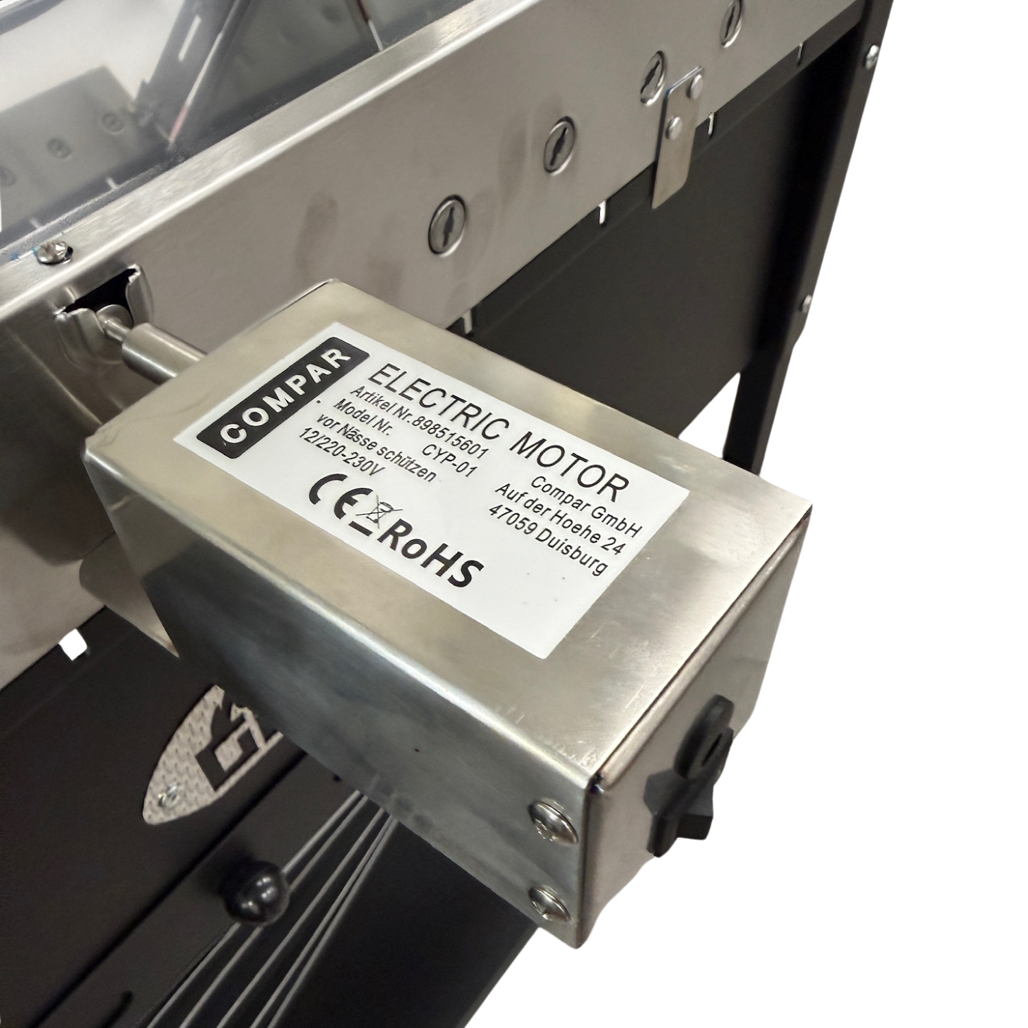 Ein silberner Elektromotor mit einem Etikett, das Informationen enthält.