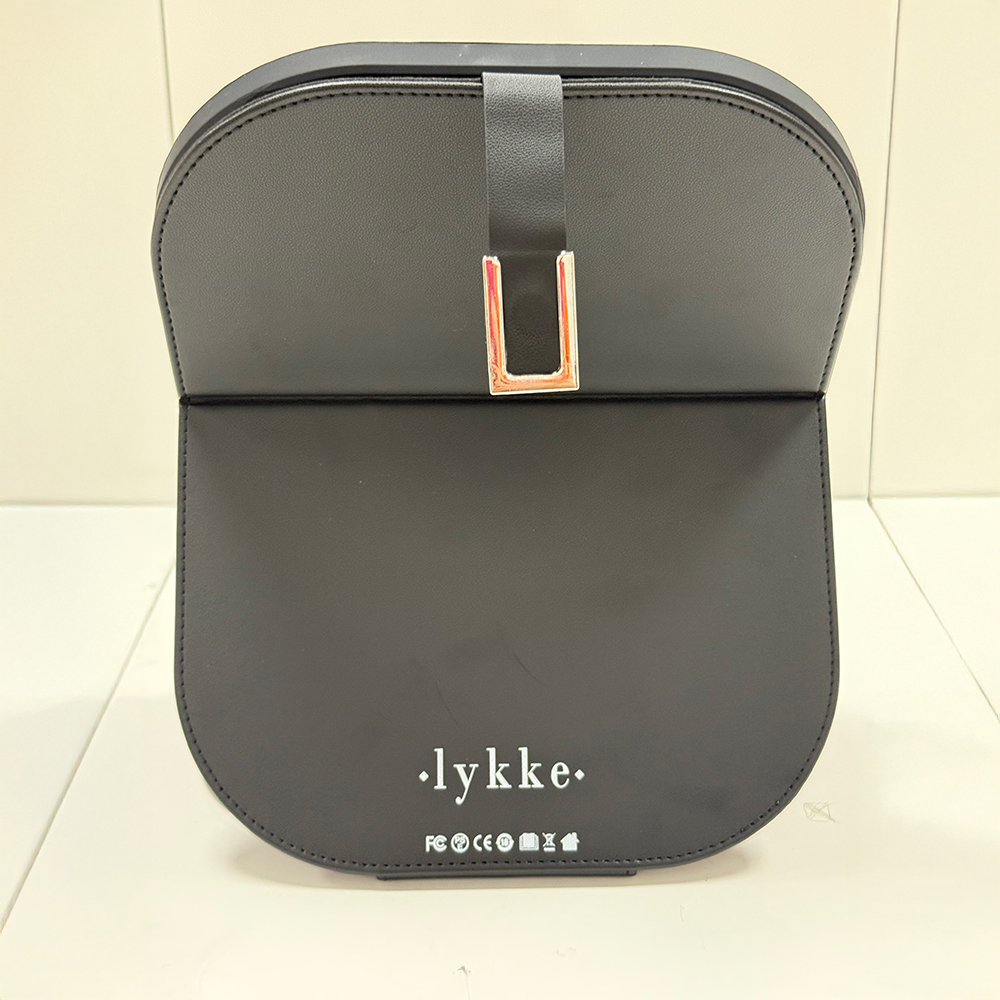 Schwarze Tasche mit silbernem U-förmigem Verschluss und Markenlogo.