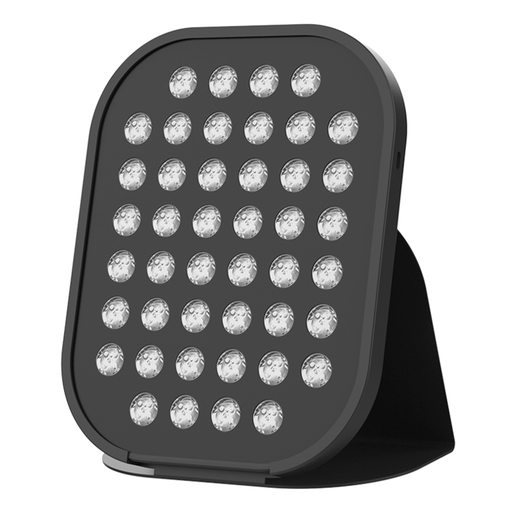 Ein schwarzes Rechteck mit abgerundeten Ecken, das 35 LEDs enthält, auf einem Ständer.