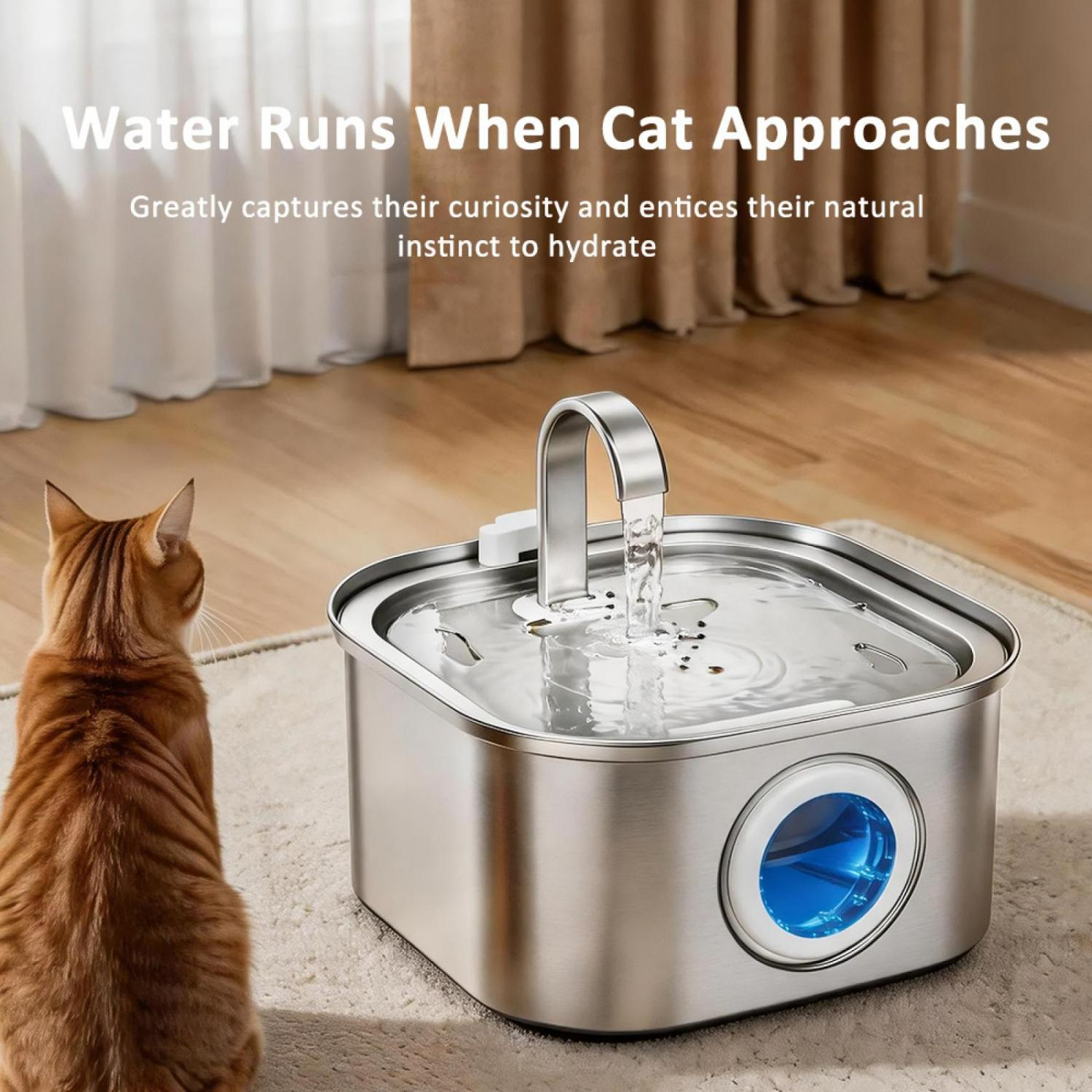 Eine orangefarbene Katze schaut auf einen silbernen Trinkbrunnen, aus dem Wasser läuft.